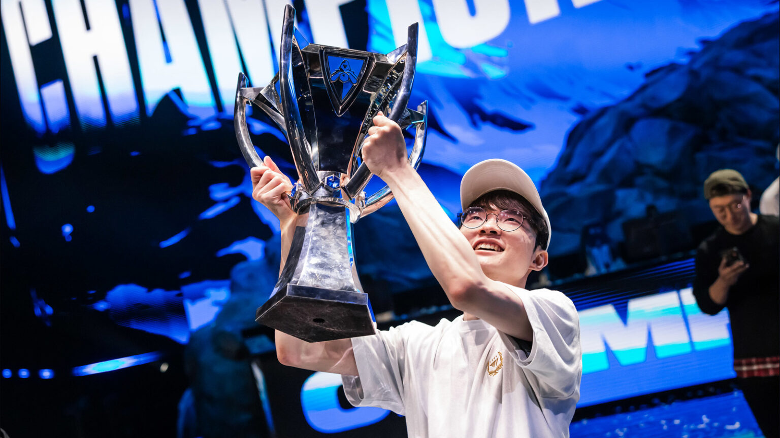 Faker claims his fourth Worlds trophy 🏆 #LeagueOfLegends #Worlds2023  #esports #faker